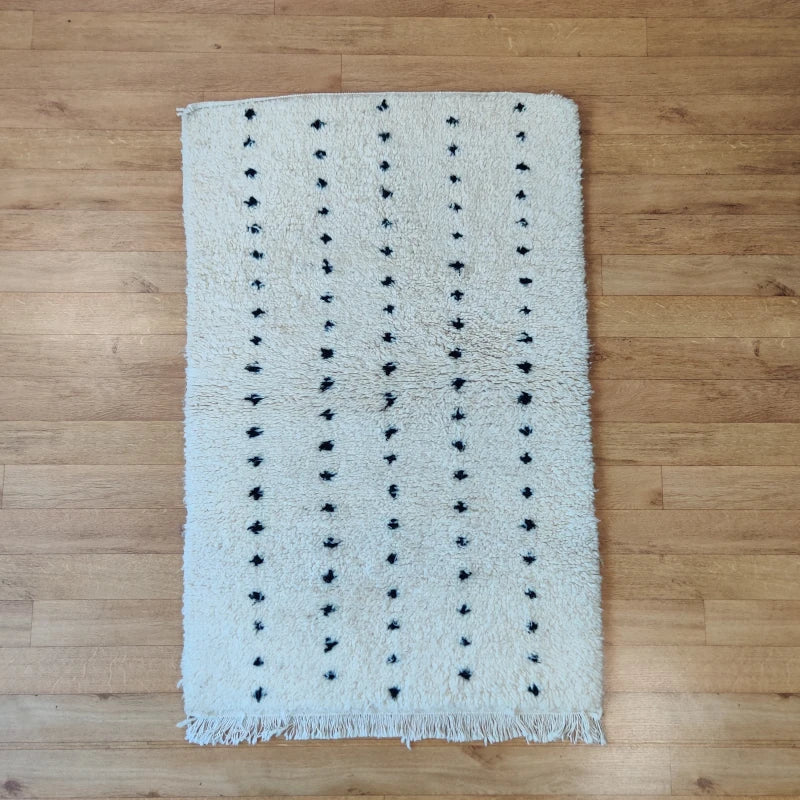 Tapis d'accent Beni Ouarain avec pois noirs, pièce unique en laine marocaine.