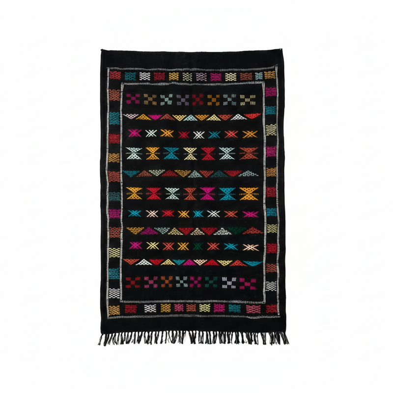 Petit tapis ethnique Sabra noir de style berbère, avec des motifs géométriques colorés.