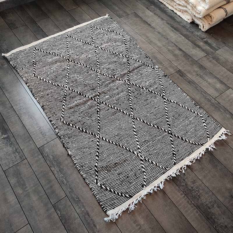 tapis kilim noir