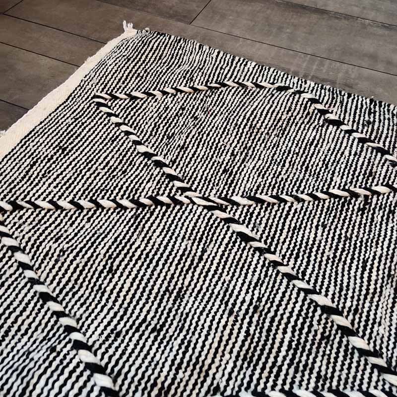 petit tapis noir