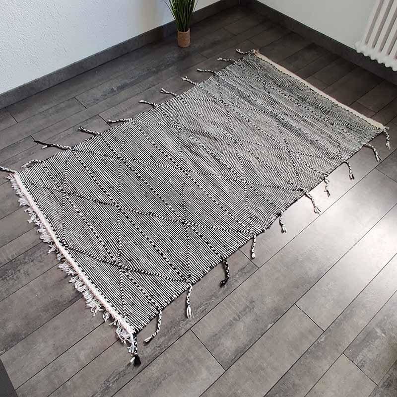 tapis fait main noir