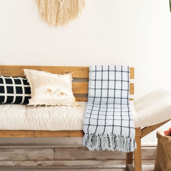 Plaid drapé sur un canapé