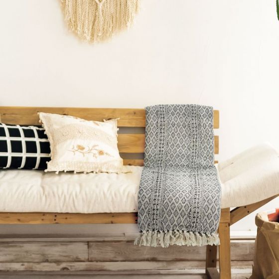 Plaid ethnique petits losanges naturel-noir drapé sur un canapé