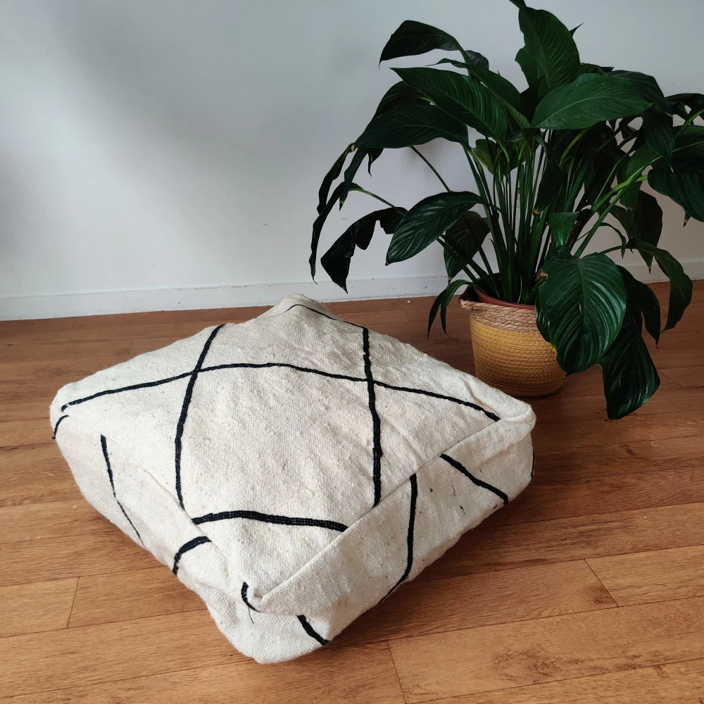 Pouf Kilim Marocain Noir et Blanc - MAZIR Décoration