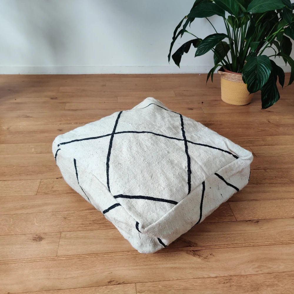 Pouf Kilim Marocain Noir et Blanc - MAZIR Décoration