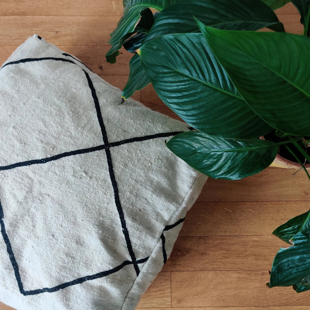 Pouf Kilim Marocain Noir et Blanc - MAZIR Décoration
