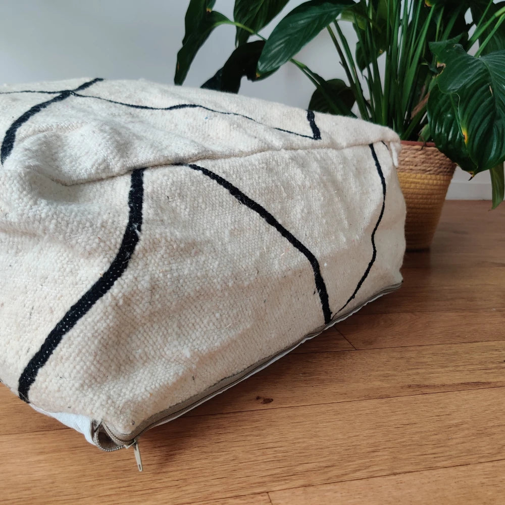 Pouf Kilim Marocain Noir et Blanc - MAZIR Décoration