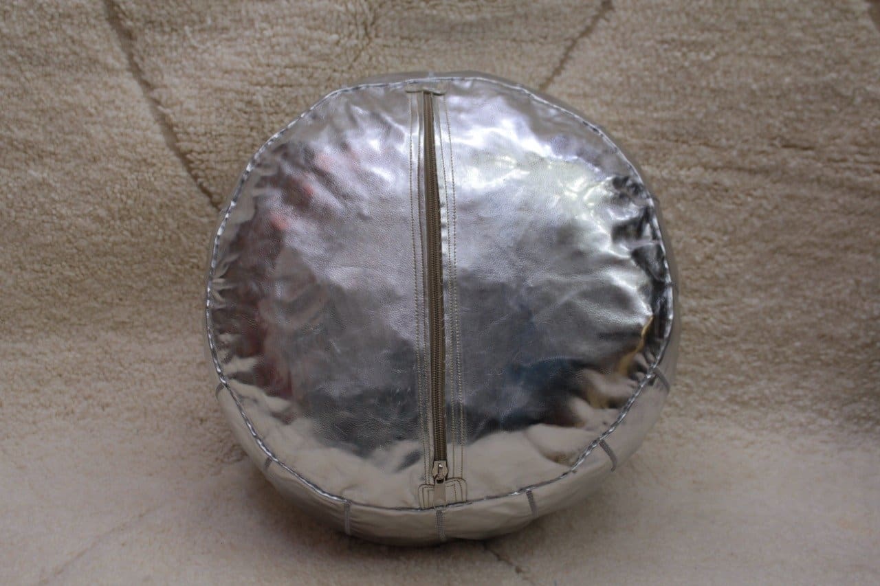 pouf en cuir argenté