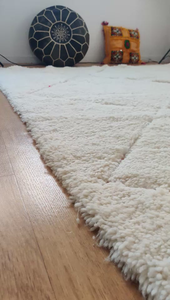 video du tapis berbère blanc et rose