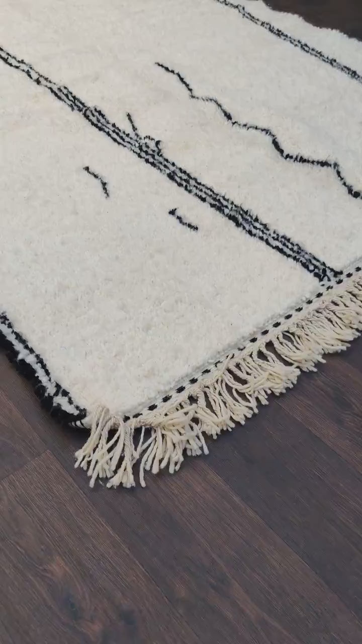 Video du tapis berbère aux motifs abstraits