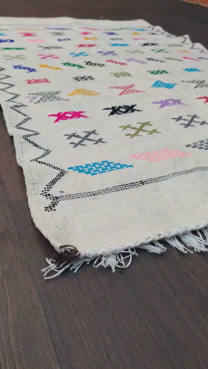 video du petit tapis berbere blanc