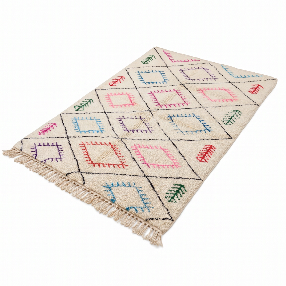 Vue en perspective du tapis Béni Ouarain à losanges multicolores et de ses franges