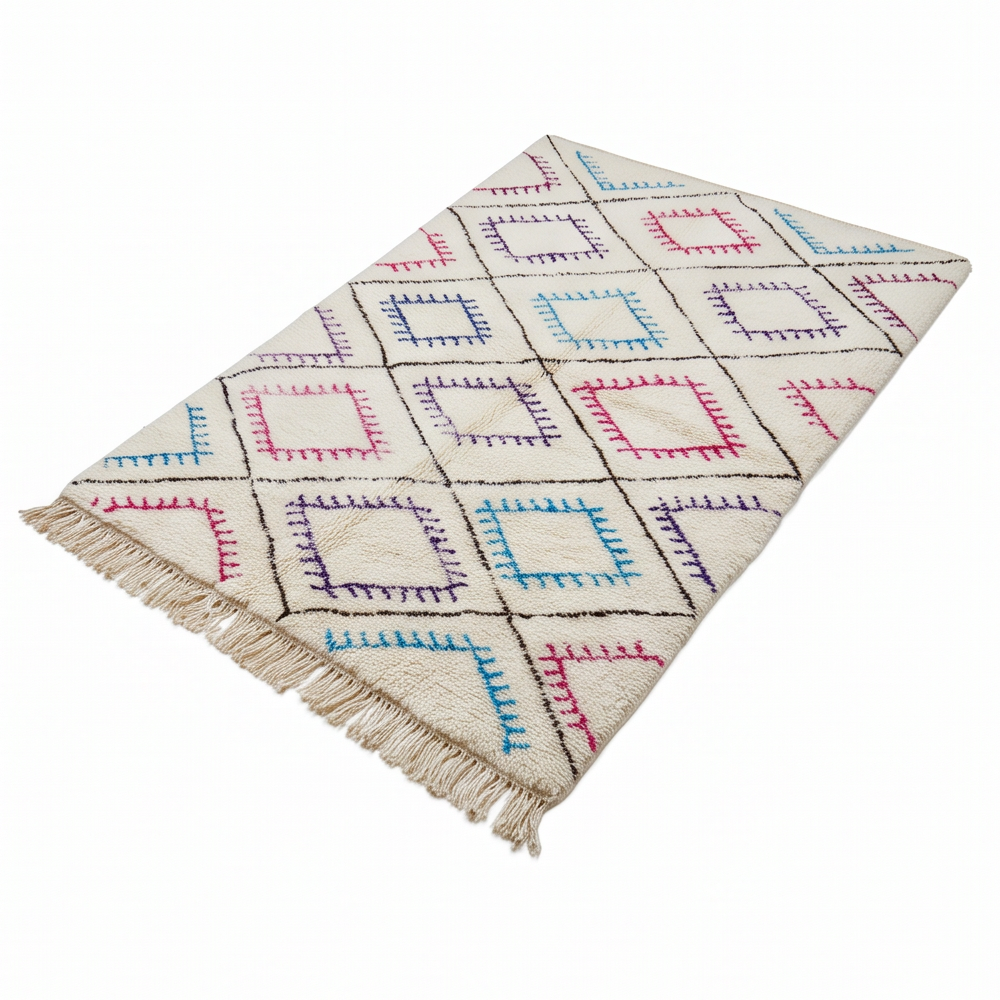 Vue en perspective du tapis Béni Ouarain à losanges colorés et de ses franges