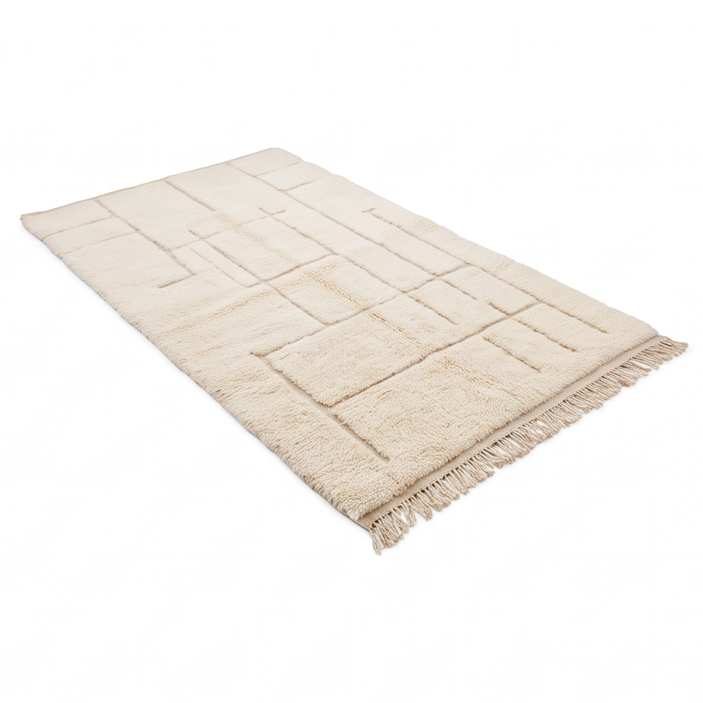 Vue en perspective du tapis Béni Ouarain à lignes géométriques ton sur ton et de ses franges