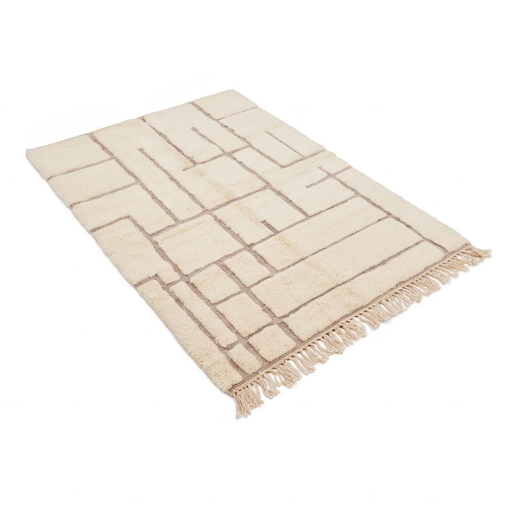 Vue en perspective du tapis Béni Ouarain à rectangles taupe et de ses franges