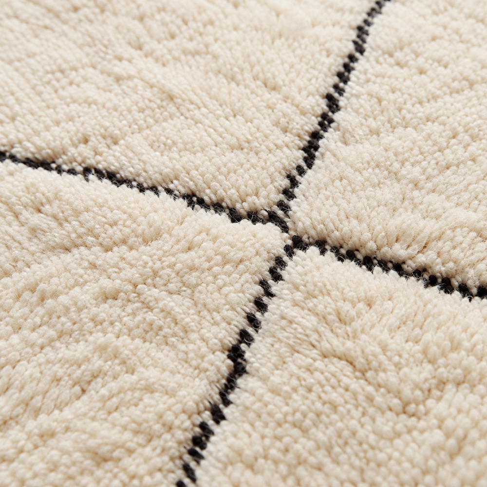 Détail de la laine écrue et du motif noir du tapis Béni Ouarain