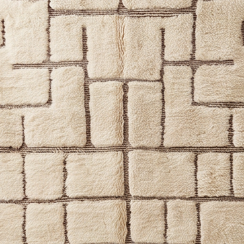 Gros plan de la laine et du motif quadrillage géométrique brun irrégulier du tapis Béni Ouarain