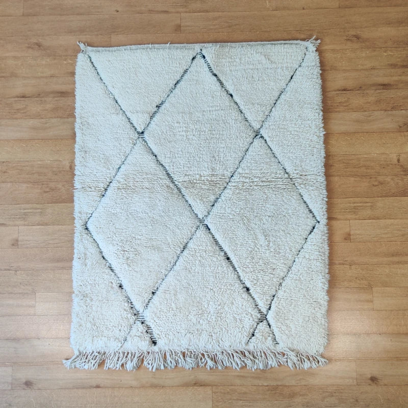 Tapis Beni Ouarain blanc et noir avec design unique de losanges creux.