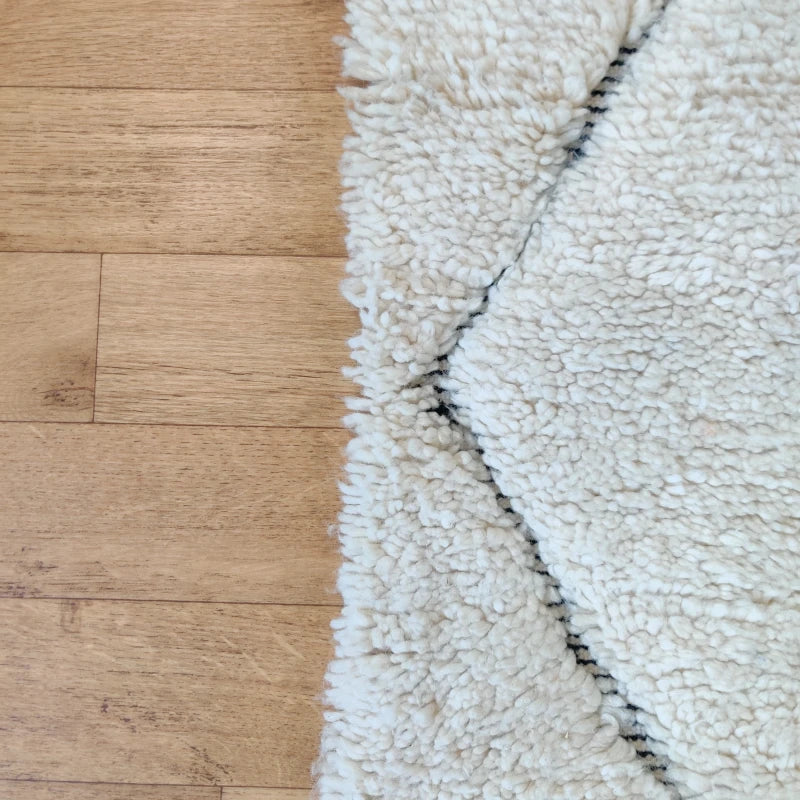 Texture et détails des losanges creux sur le tapis Beni Ouarain.