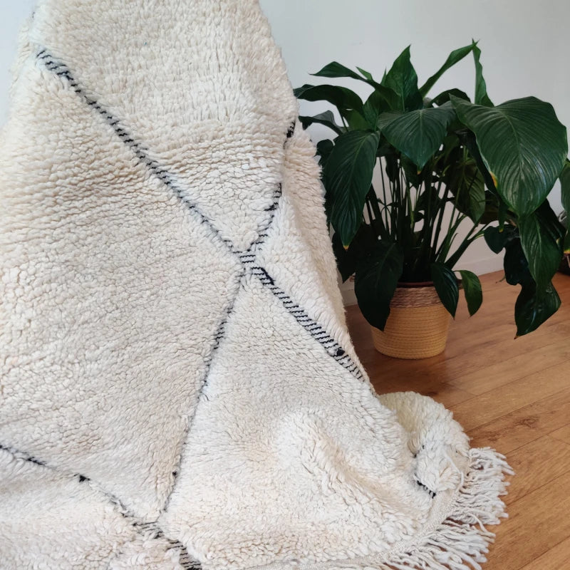Tapis Beni Ouarain authentique mettant en lumière l'art des losanges évidés.