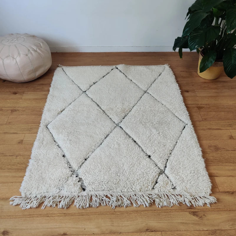 Vue d'ensemble du tapis Beni Ouarain avec design de losanges évidés.