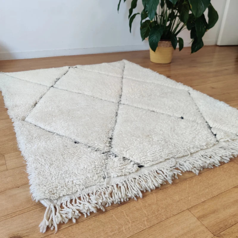 Tapis berbère Beni Ouarain artisanal avec motifs distinctifs de losanges évidés.