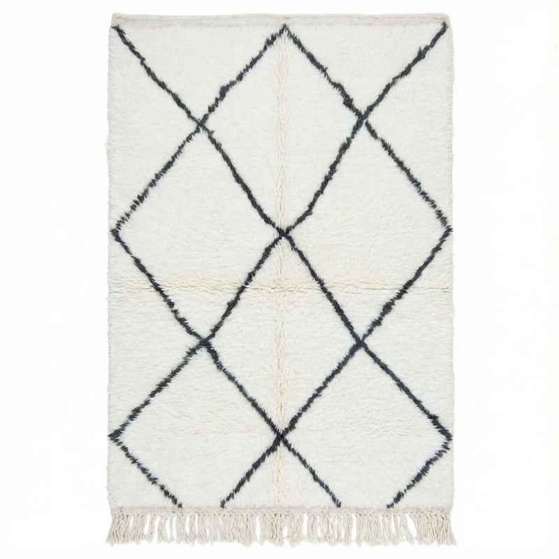 Petit tapis berbère blanc, à motifs losanges noirs, de style ethnique, avec des franges.