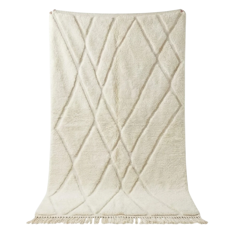 Tapis berbère abstrait épuré crème de style géométrique avec des losanges en relief et des franges décoratives.