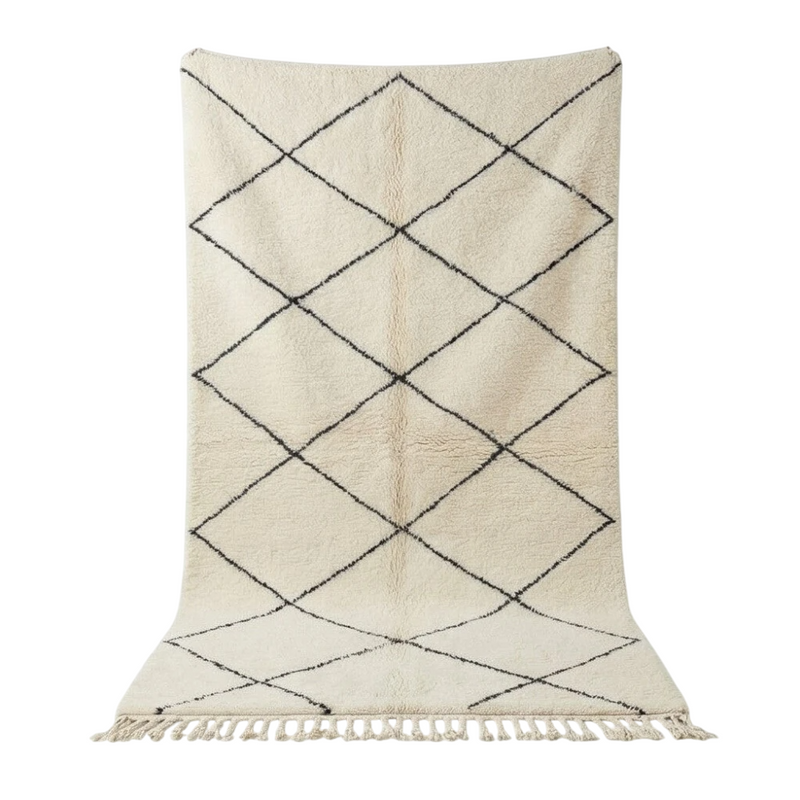 Tapis berbère blanc cassé à motif losanges classique de lignes noires, avec des franges