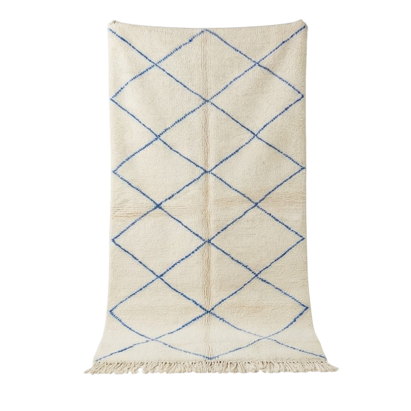 Tapis berbère blanc à losanges bleus par 145x265 cm, orné de franges décoratives.
