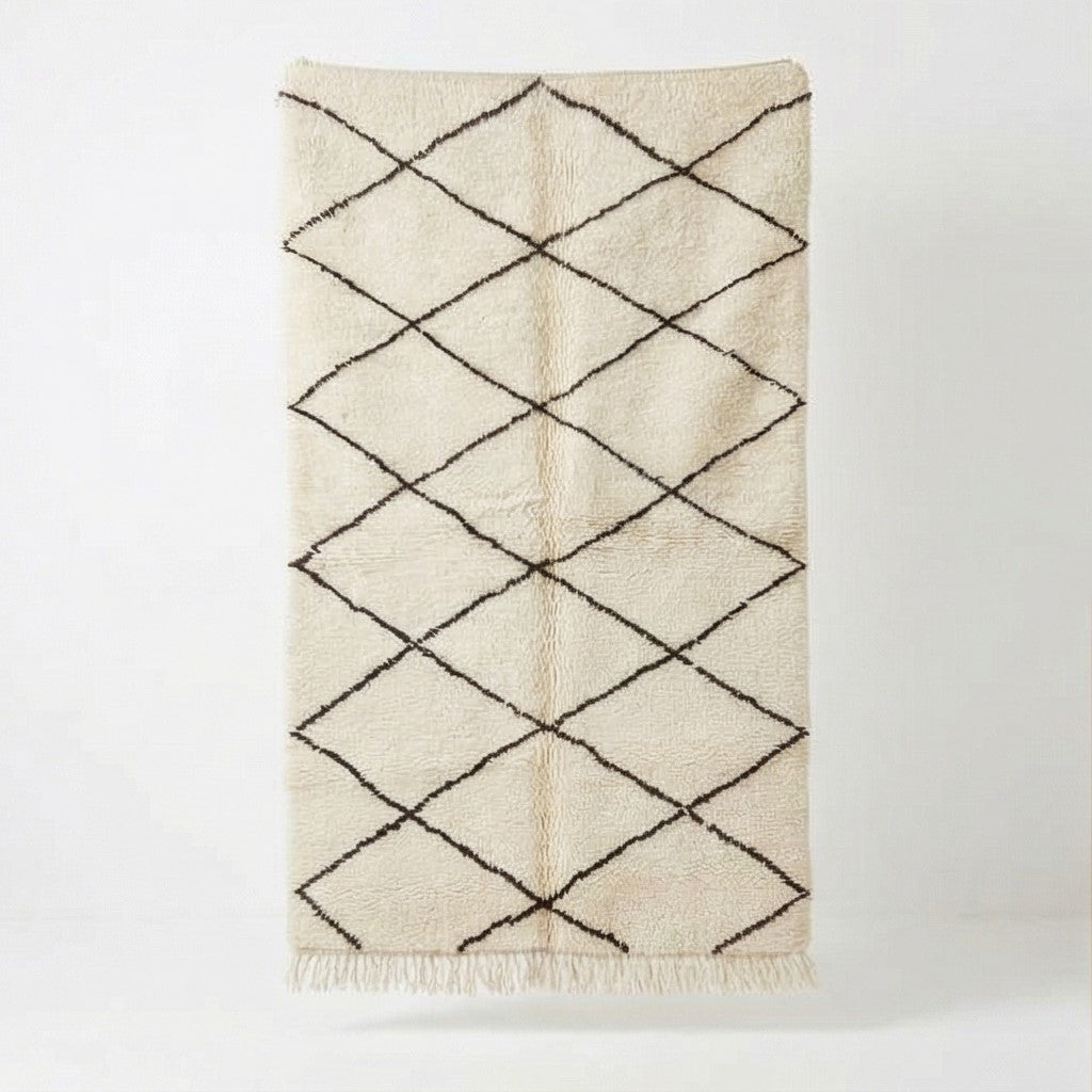 Tapis berbère blanc à losanges noirs, de style traditionnel, avec franges courtes.