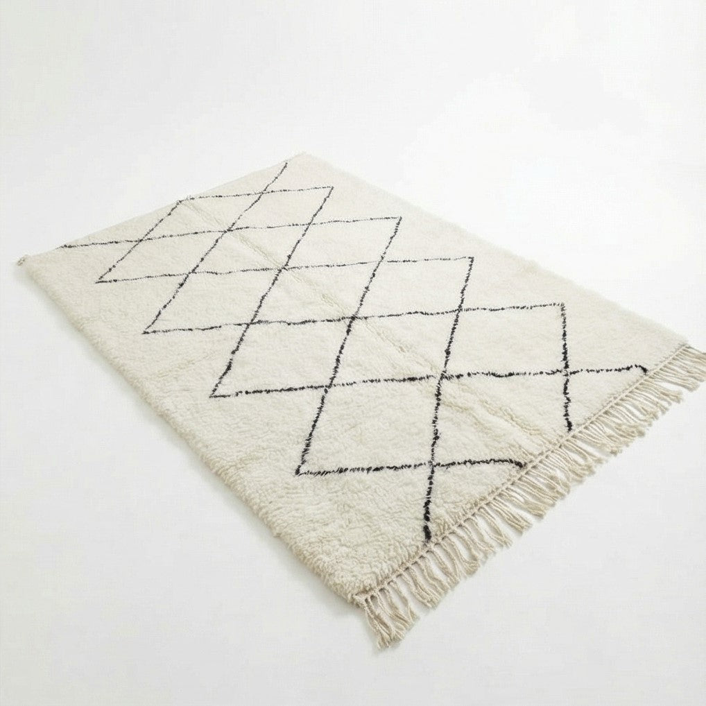 Tapis berbère blanc à losanges noirs classique
