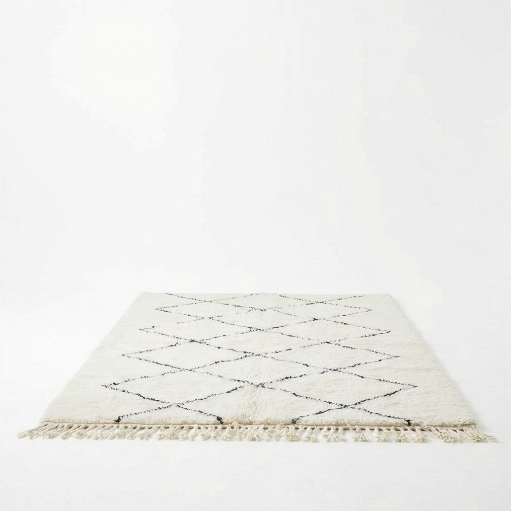 Tapis berbère blanc à losanges noirs classique