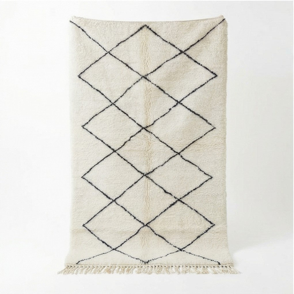 Tapis berbère blanc à losanges noirs classique