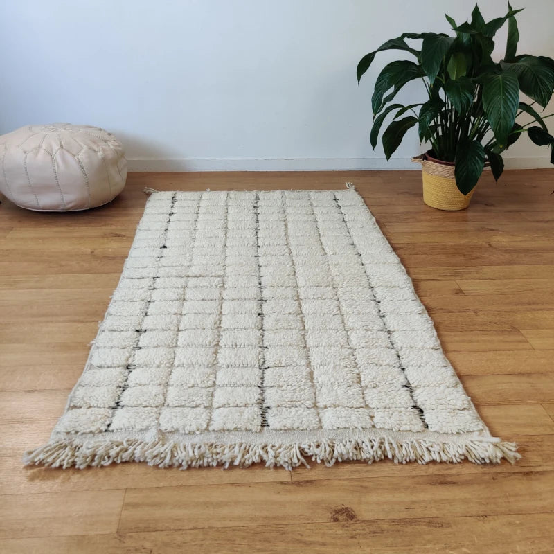Tapis marocain fait main présentant un design à carreaux blancs pour une touche contemporaine