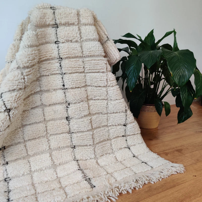 Tapis berbère à carreaux blancs, fusion parfaite entre tradition marocaine et design moderne