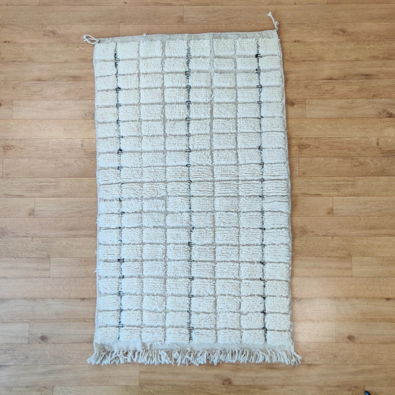 Tapis berbère à carreaux blancs en laine naturelle, confort et style pour tout espace de vie