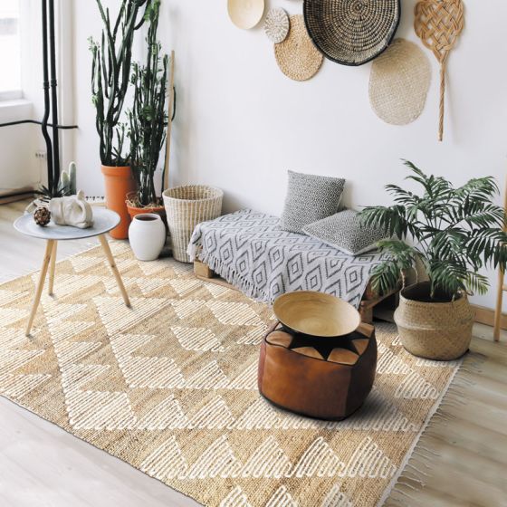 Tapis en jute style berbère ethnique avec des motifs géométriques blancs.