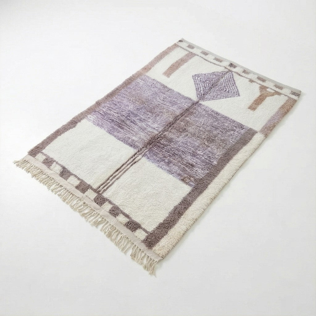 Tapis berbère en laine violette, parsemé de motifs géométriques et de franges décoratives.
