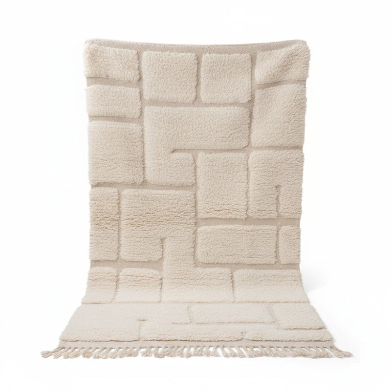 Petit tapis berbère graphique blanc de style contemporain, avec un motif de blocs et des franges décoratives.