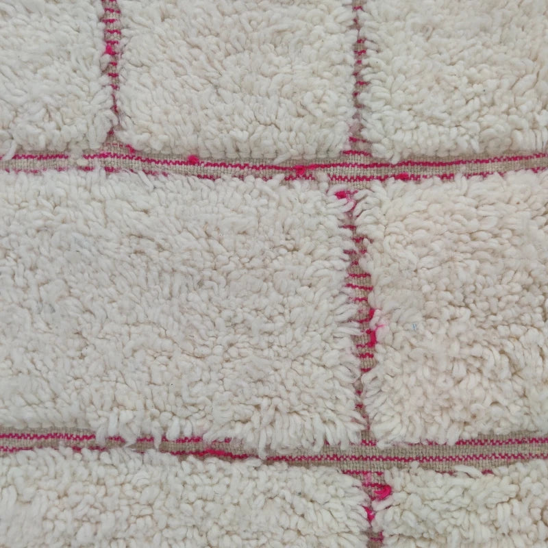 laine blanche du tapis berbere graphique rose