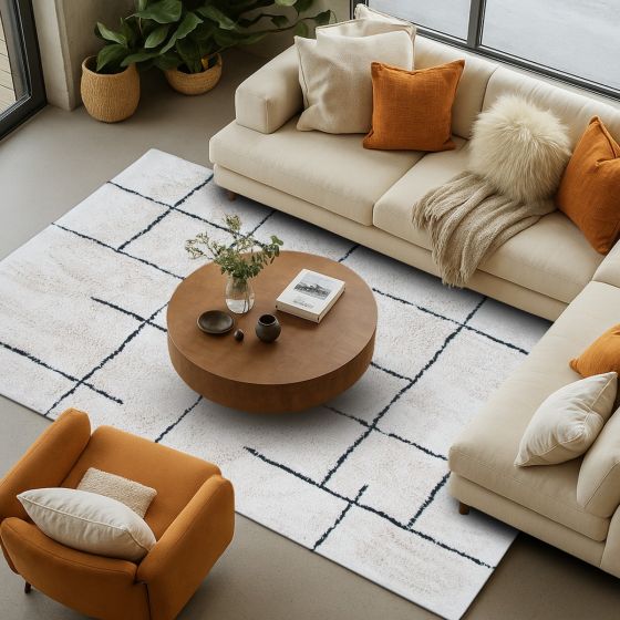 Tapis géométrique style berbère en coton blanc, avec un motif de lignes noires irrégulières.