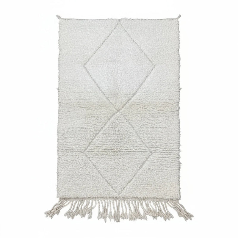 Petit tapis berbère blanc à motifs losanges de style marocain, avec des franges décoratives.