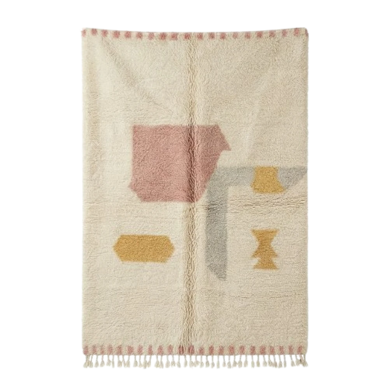 Tapis berbère moderne en laine, de motifs géométriques rose, jaune et gris sur fond écru.
