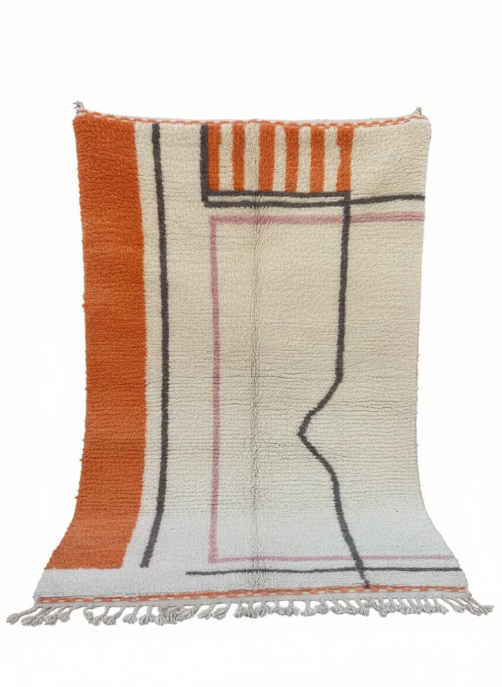 Tapis berbère moderne orange de motif géométrique abstrait, avec des franges décoratives.