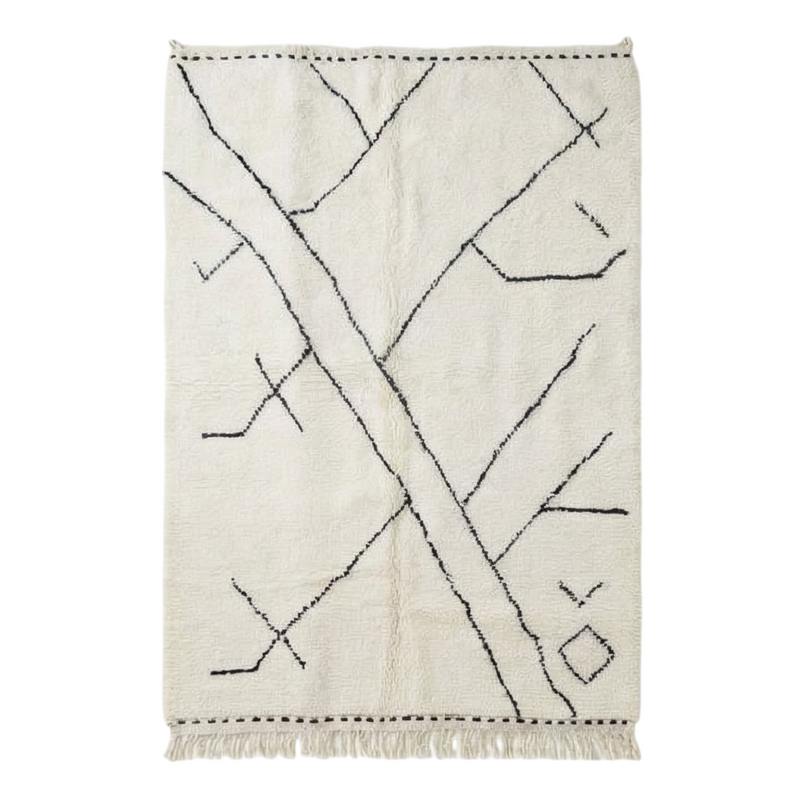 Grand tapis berbère écru à motifs abstraits de style géométrique, avec des franges décoratives.