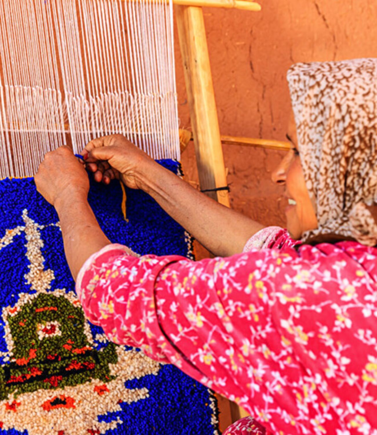 artisane berbere réalisant un tapis marocain