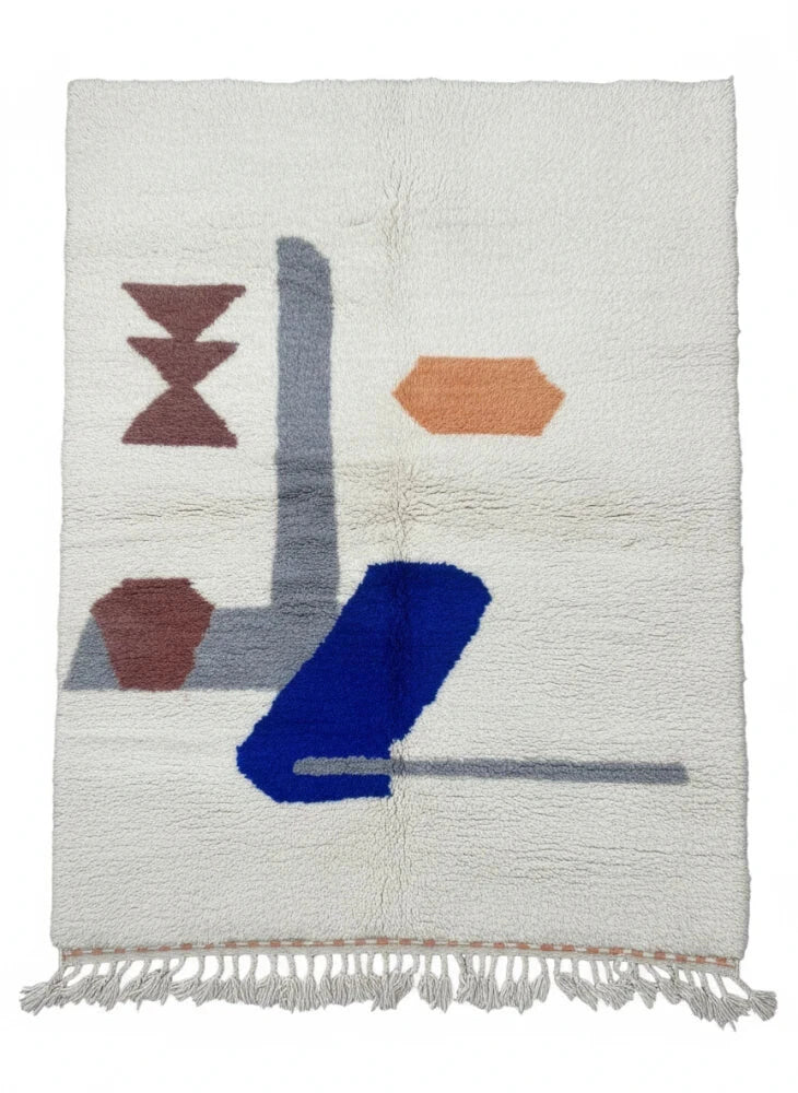 Tapis berbère moderne blanc et motifs géométriques de style Azilal, avec des franges décoratives.