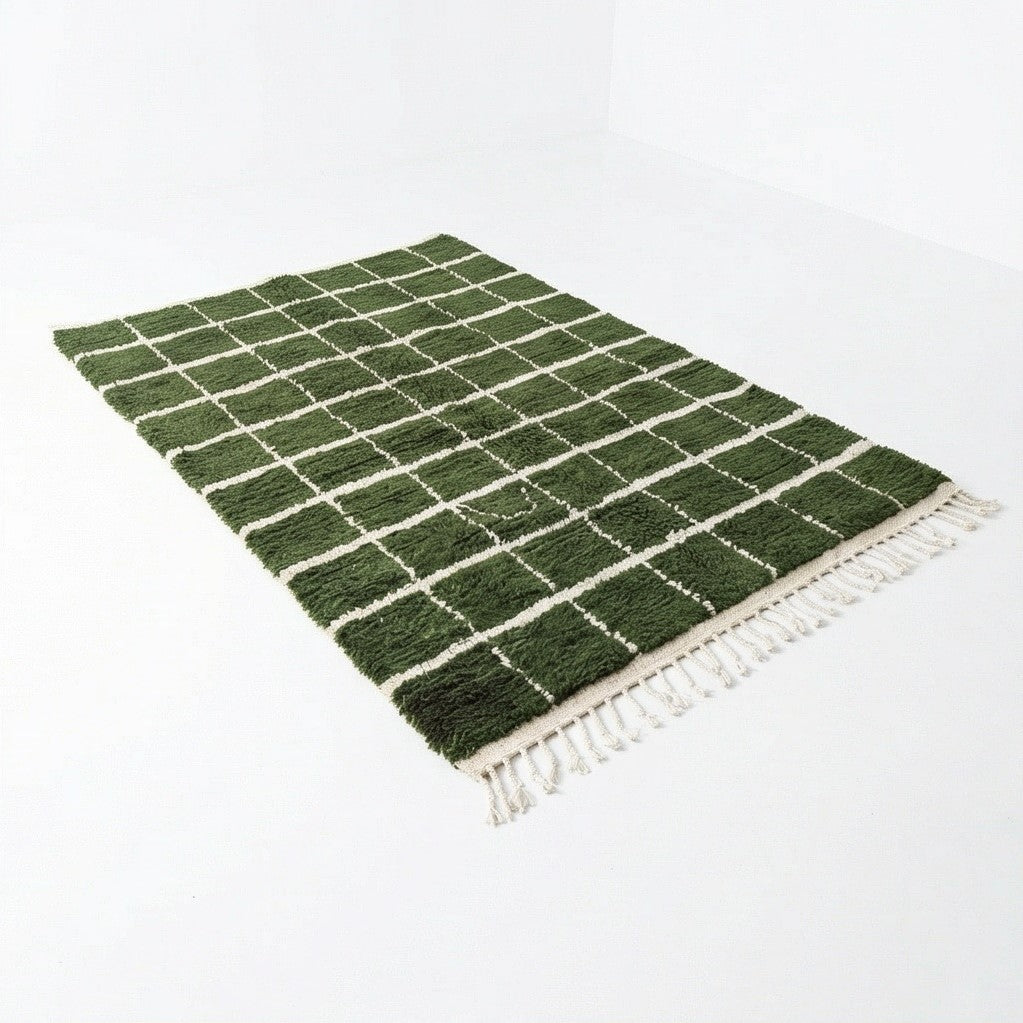 Tapis berbère vert à motifs de grille, moelleux, avec des lignes blanches et des franges.