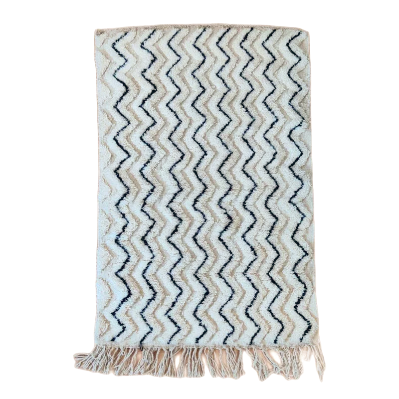Tapis berbère avec motif ZigZag en noir et blanc, style graphique contemporain.